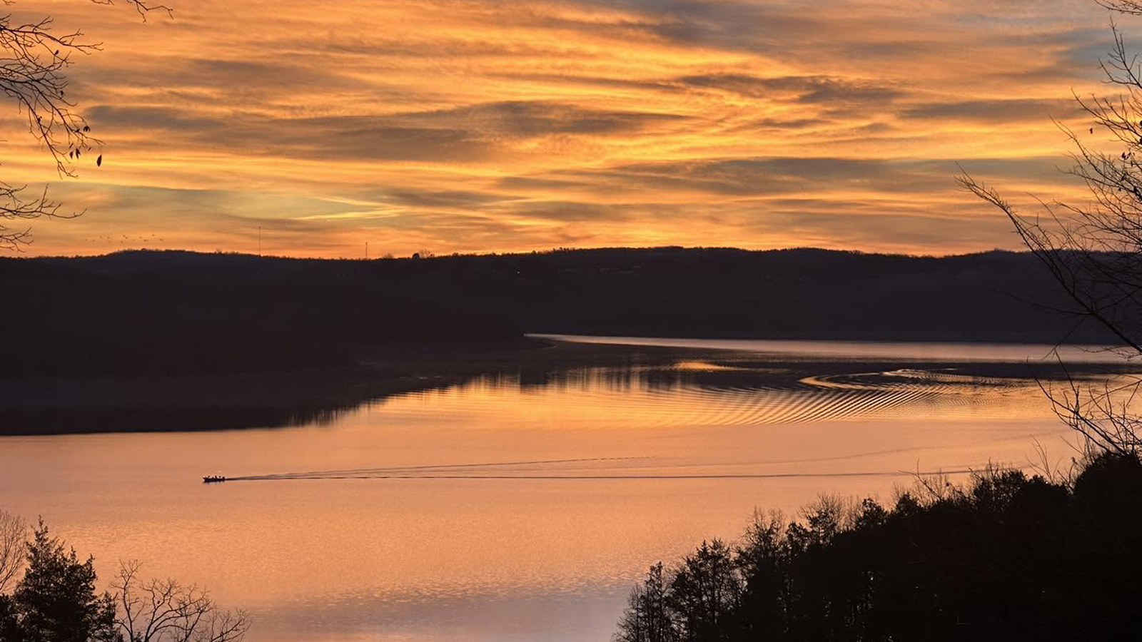 Scenic view of Norfork Lake near Mountain Home, Arkansas